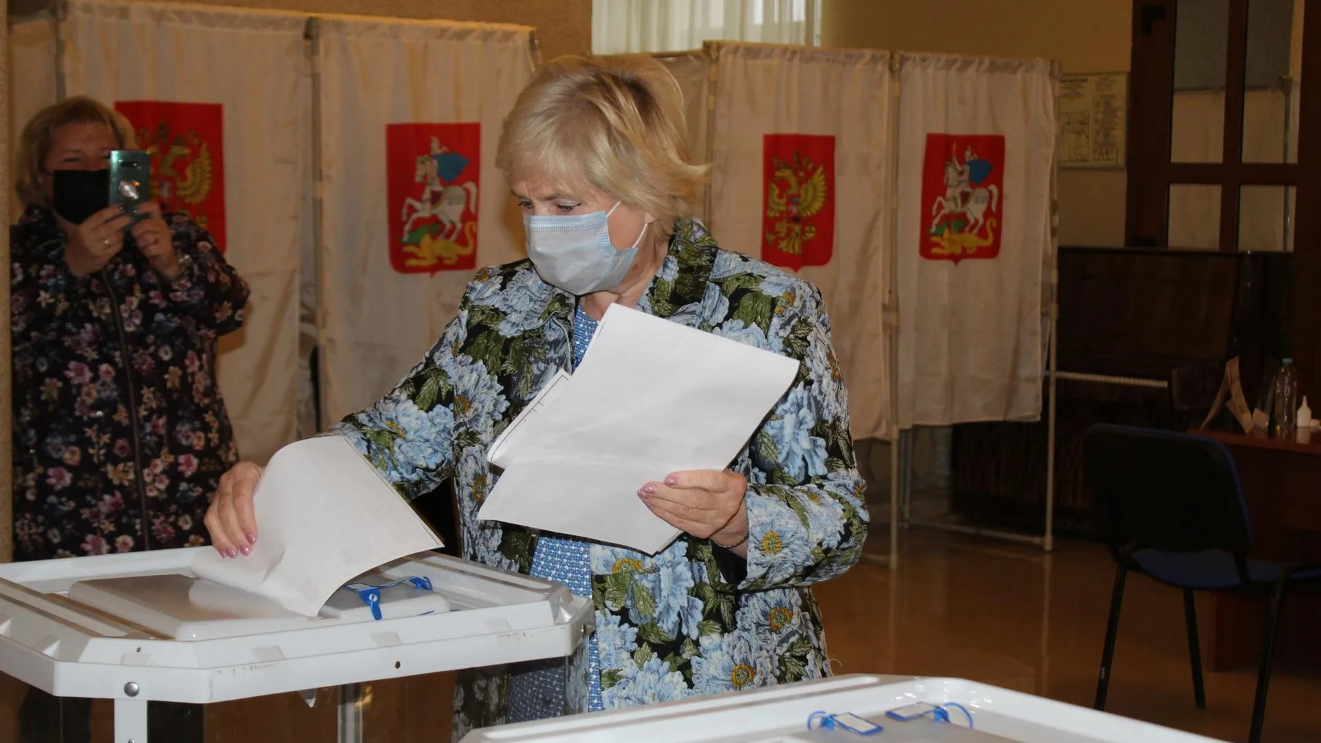 Депутат Госдумы РФ Лидия Антонова проголосовала на выборах в Люберцах
