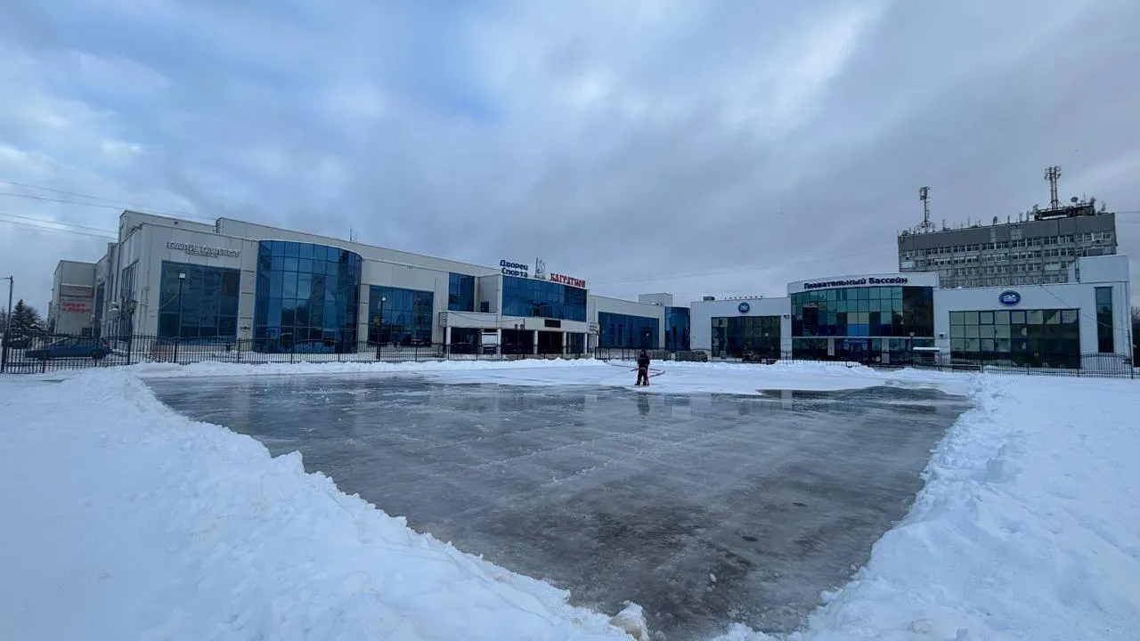 В Можайском округе приступили к заливке центрального катка