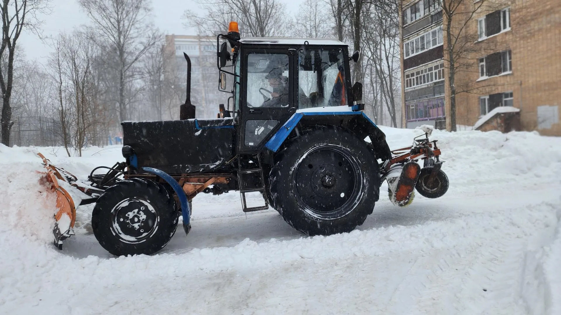Коммунальщики Черноголовки расчищают город от циклона Валли
