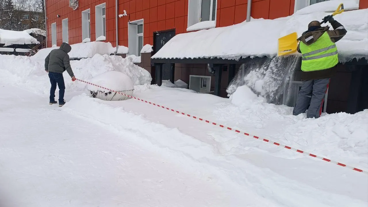 В Егорьевске очищают крыши домов и учреждений от снега и наледи