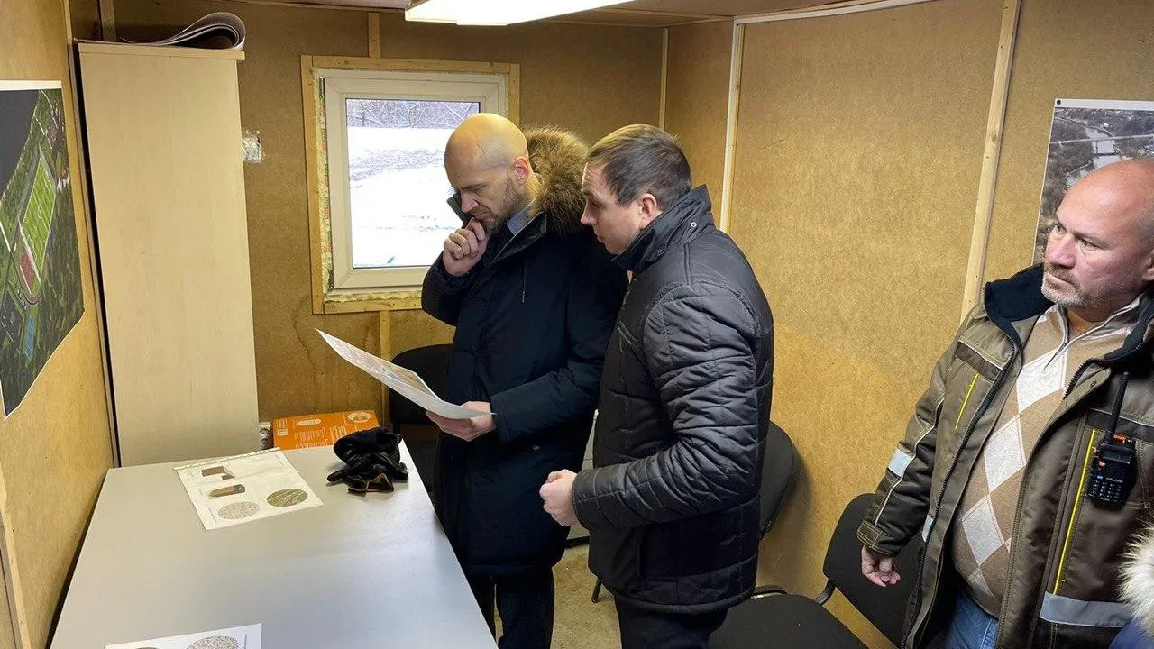 Депутат Мособлдумы проверил ход реконструкции стадиона «Спартак» в Звенигороде
