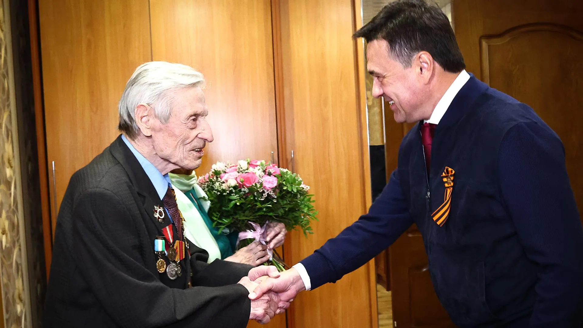 Андрей Воробьев поздравил ветерана ВОВ Николая Орлова с 95‑летием