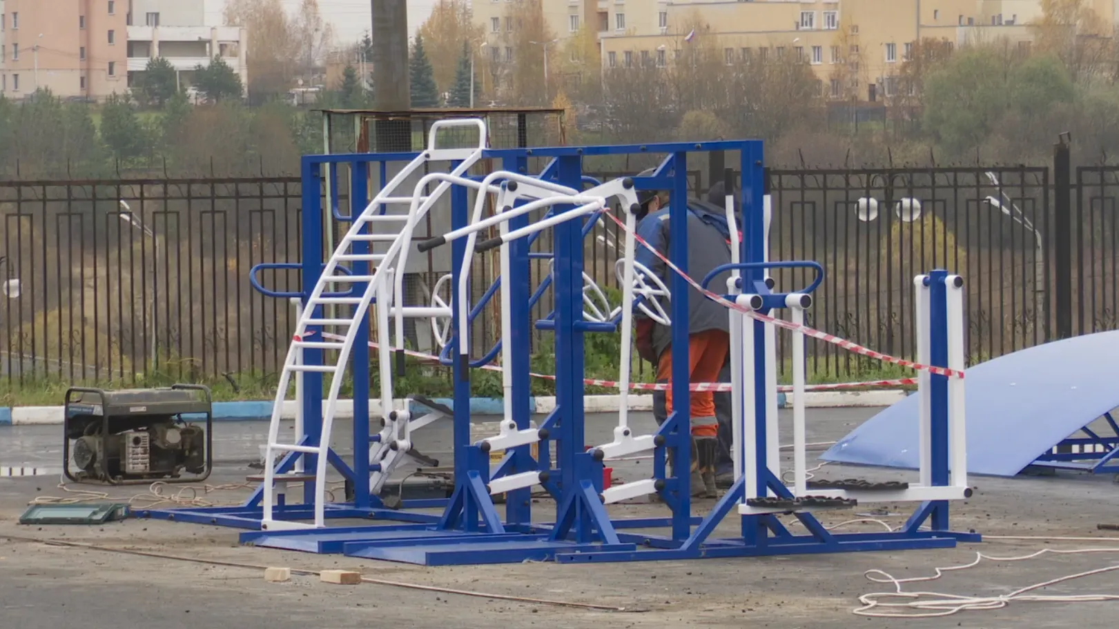 Уличный спортивный комплекс для людей с ОВЗ устанавливают в Клину