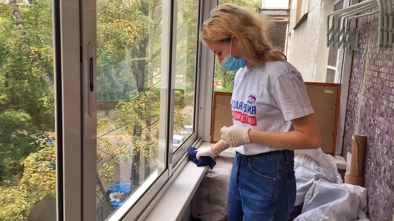Активисты «Молодой Гвардии» Котельников убрали квартиру ветерана ВОВ
