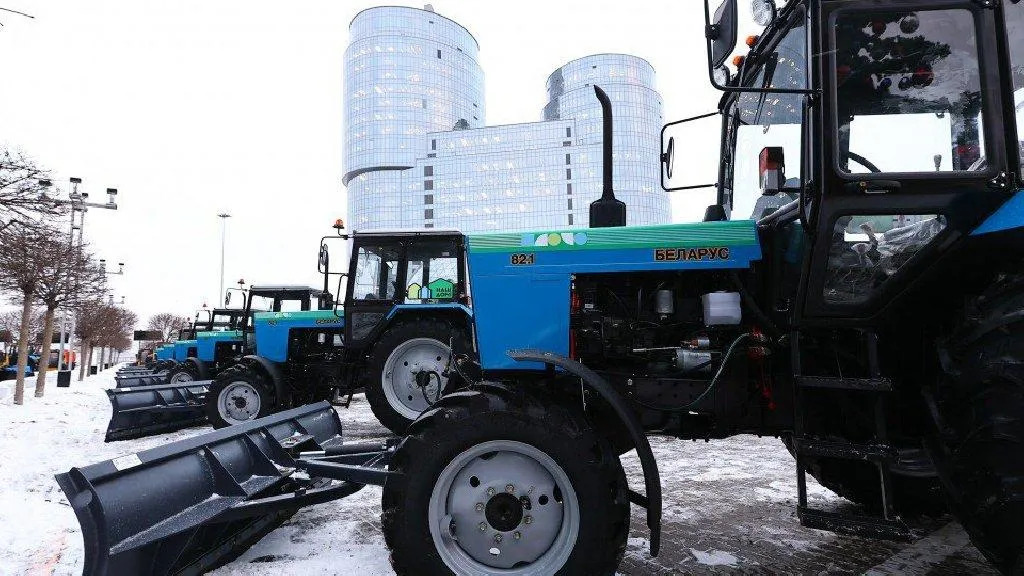 Коммунальные службы Королева получили автовышку, трактор и поливомоечный прицеп