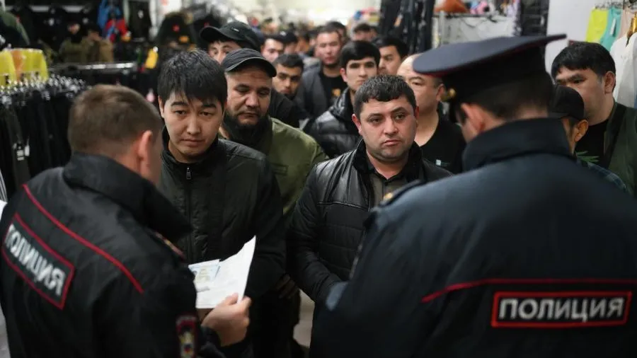 Трудовые мигранты в Москве будут оформлять специальную карту иностранца