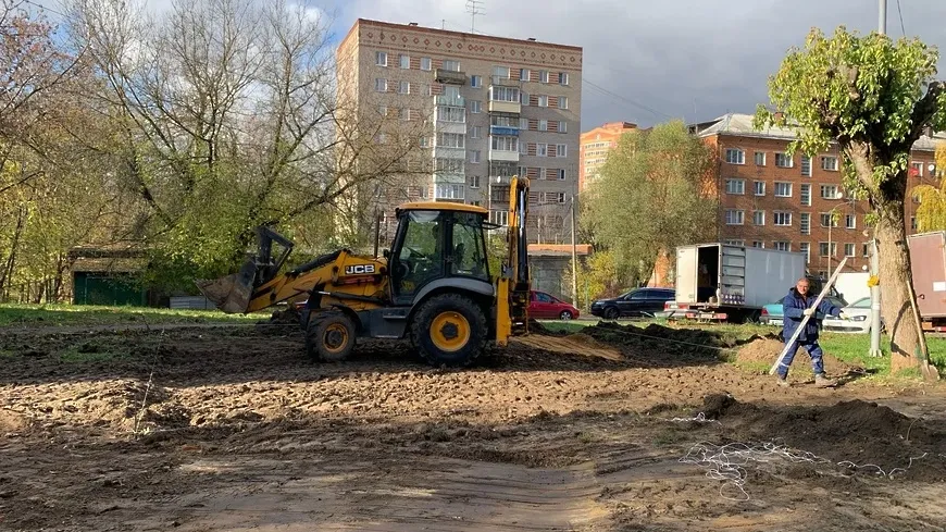 Детскую площадку начали строить на улице Ленина в Подольске