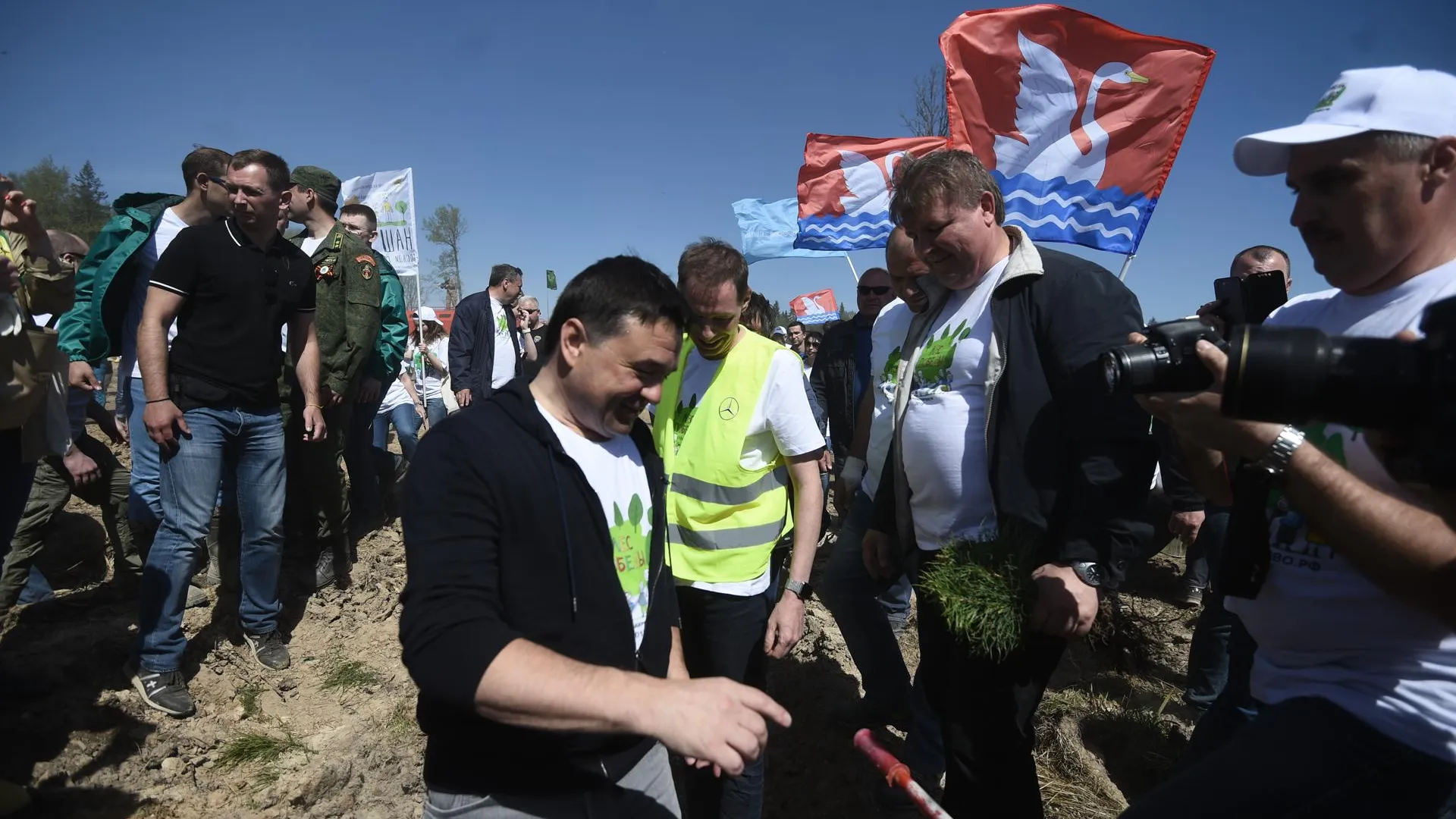 Губернатор встретился с многодетной семьей на акции «Лес Победы»