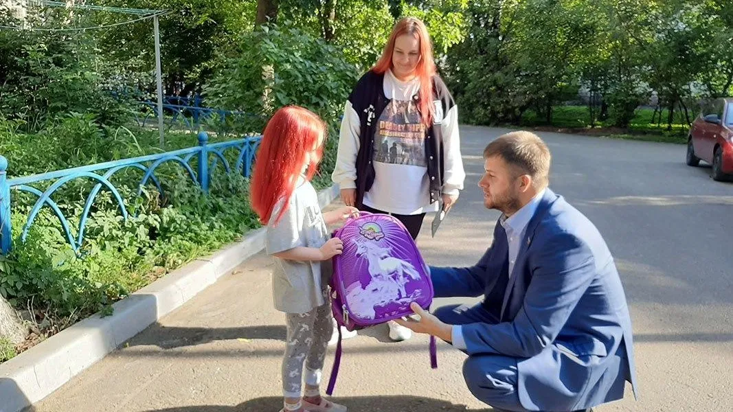 Депутат Люберец Губин передал школьные принадлежности многодетным семьям