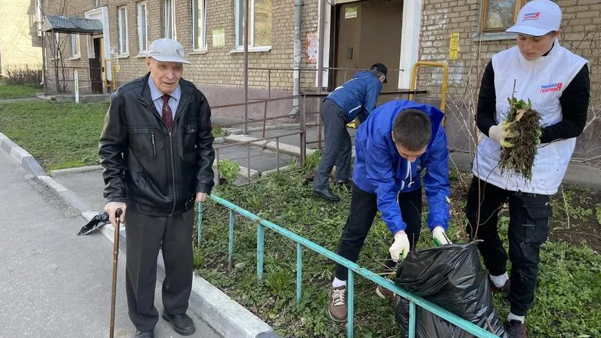 Молодогвардейцы Щелкова привели в порядок территорию под окнами ветерана
