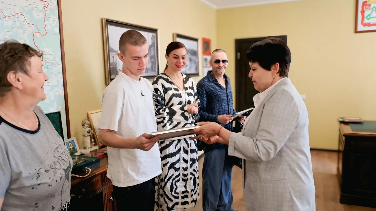 Два сертификата вручили переселенцам из аварийного жилья в Волоколамске