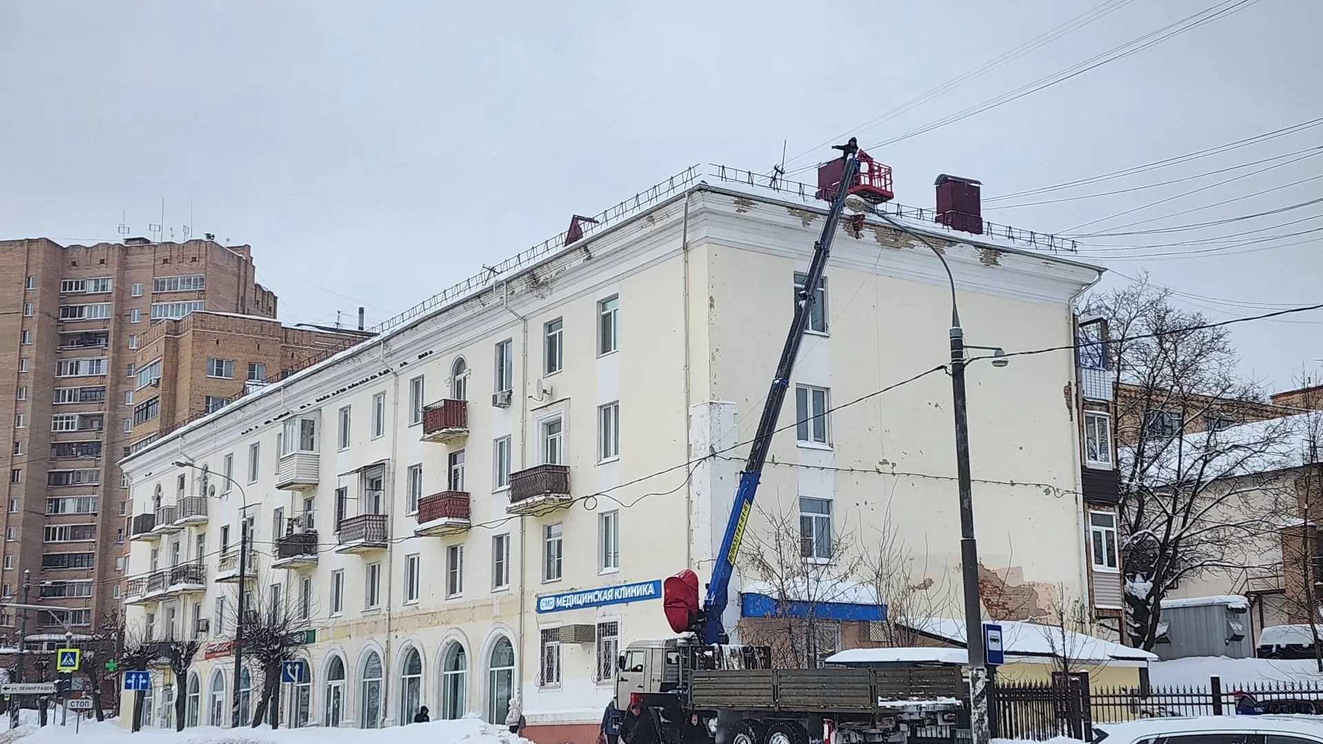 Коммунальные службы Клина убрали снег на улице Гагарина