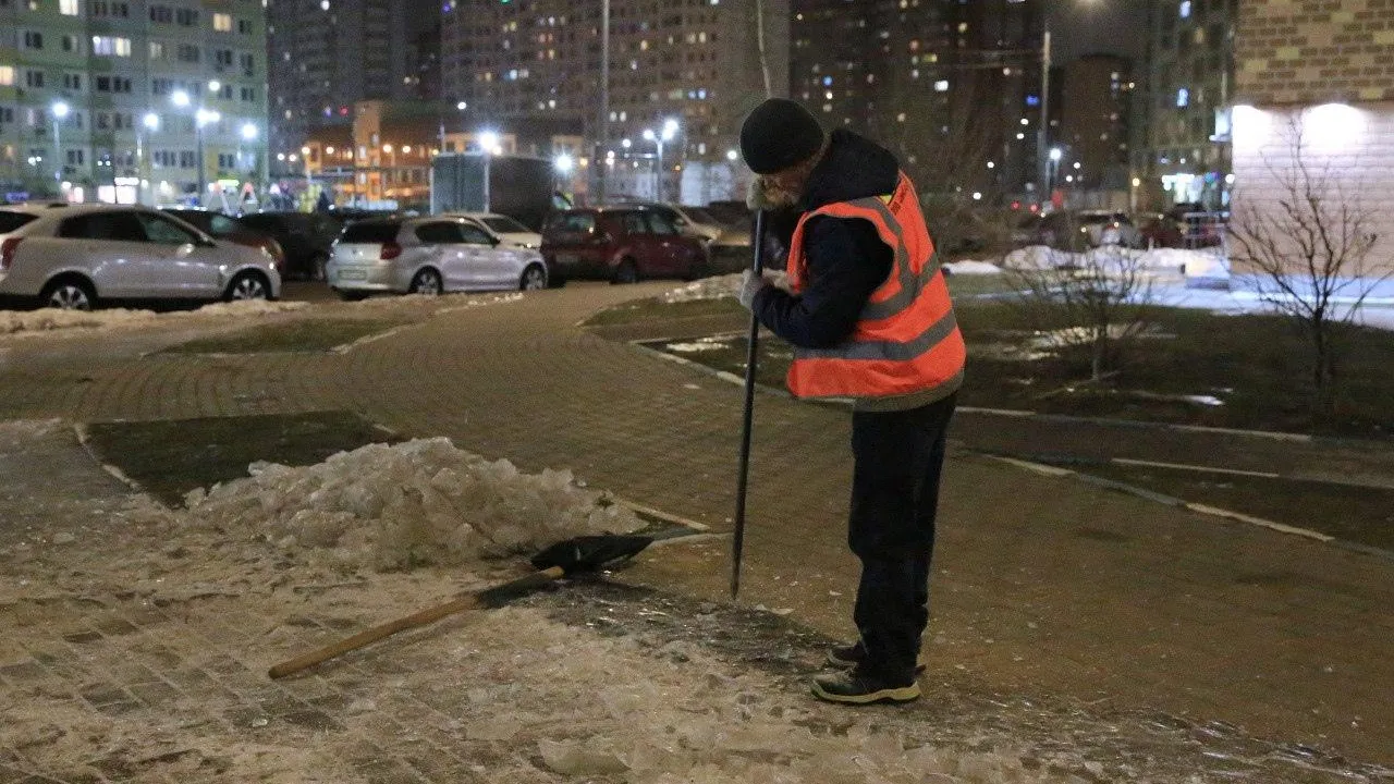 Глава Долгопрудного проверил качество уборки наледи в округе