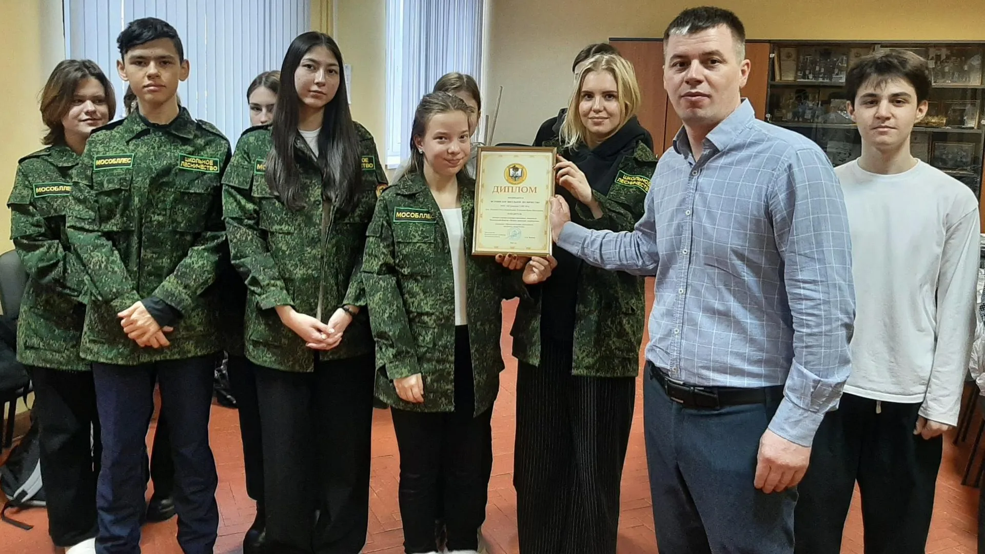 Воспитанники школьного лесничества в Истре сделали талисманы для участников СВО