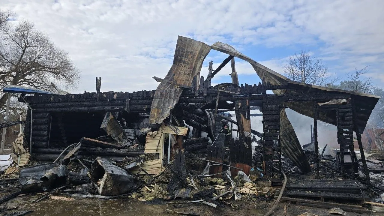 Два дома сгорели в деревне Можайского округа после падения обломков БПЛА