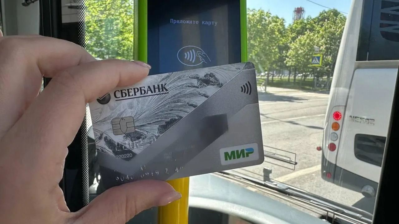 Самым популярным способом оплаты проезда в автобусах Мострансавто стали банковские карты