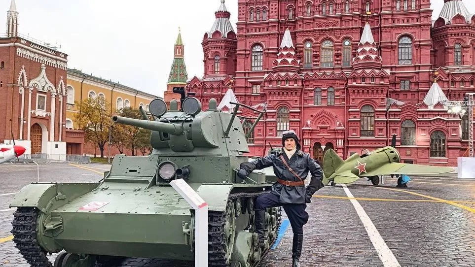 Певец из Подольска исполнил роль командира танка в концерте на Красной площади
