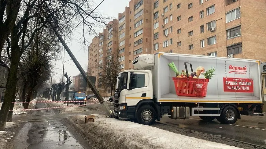 Грузовик сбил опору освещения на Школьной улице Подольска
