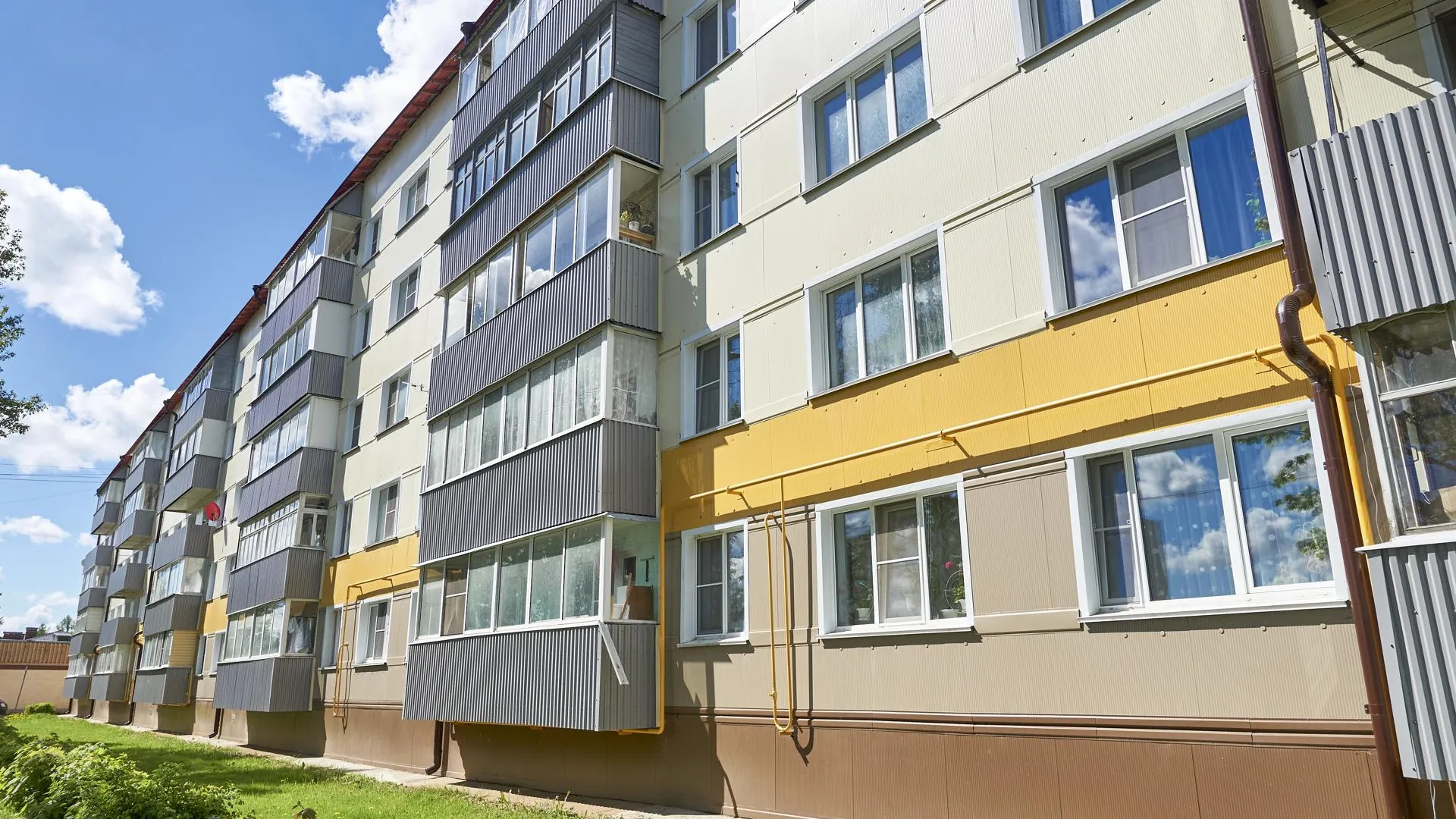 Фасады 2 домов привели в порядок в Красногорске по программе капремонта