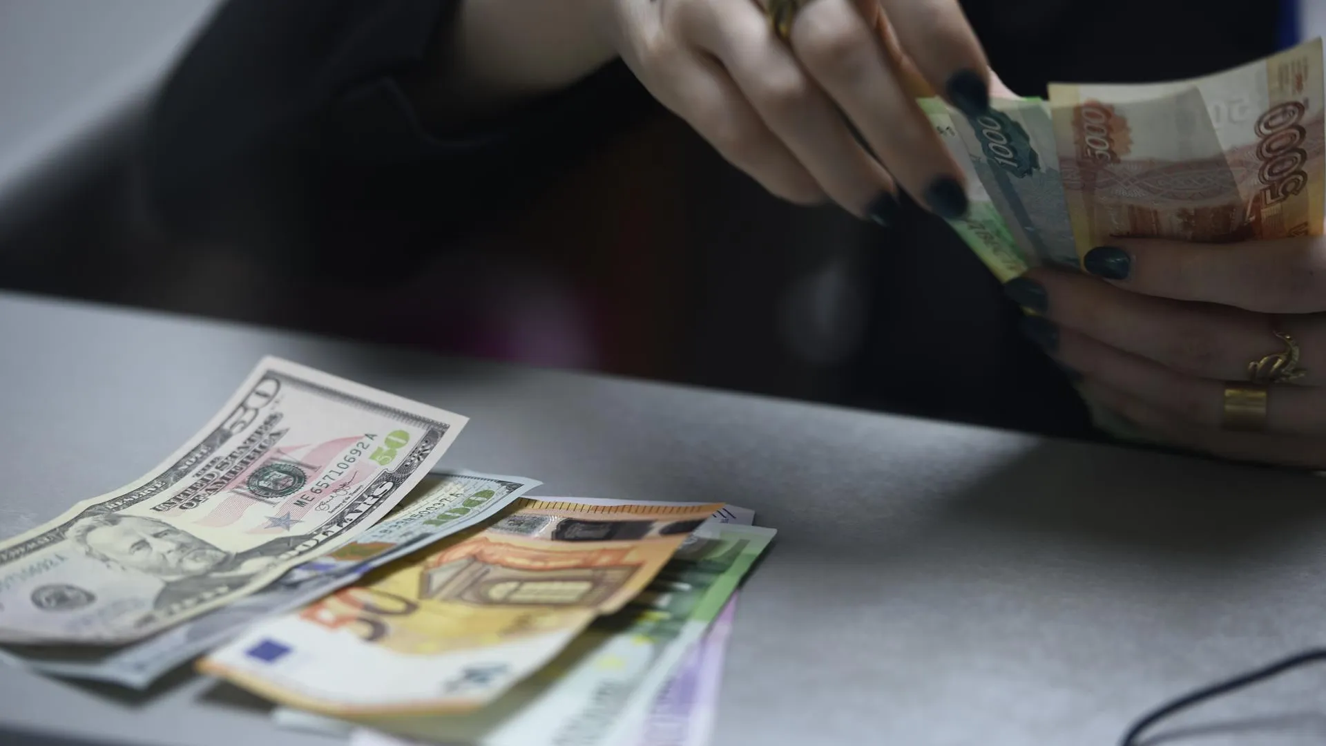 Жители Москвы не спешат менять рубли на доллары и евро
