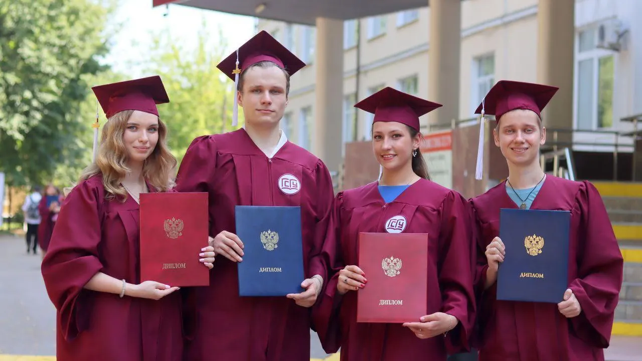 В подмосковных вузах прошли выпускные