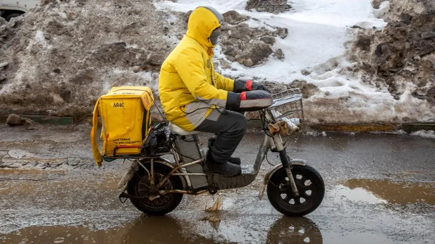 Что по санитарии? Курьеры бросают короба для еды в мусорокамерах дома в Строгине