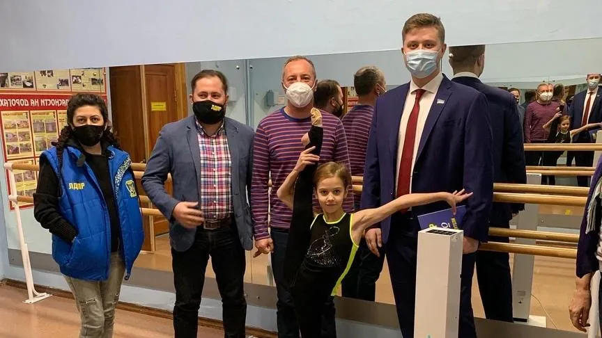 Депутат Подольска подарил спортивный инвентарь молодежному центру