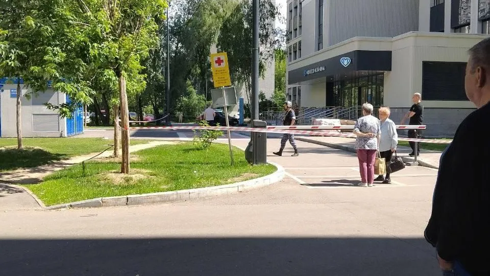 Людей эвакуировали из поликлиники в Отрадном