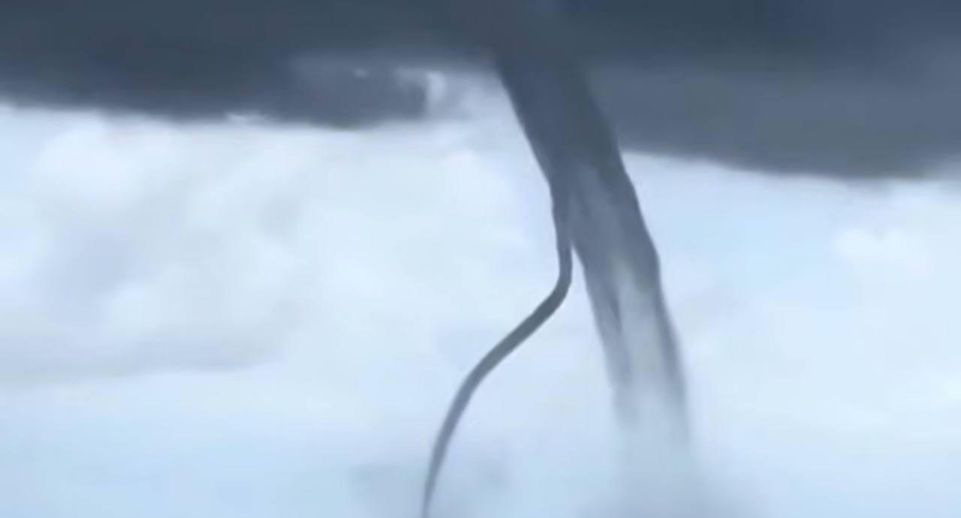 Жители Краснодарского края сняли на видео двойной мощный смерч над морем