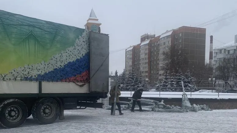 Главную новогоднюю елку Подольска доставили в сквер Поколений
