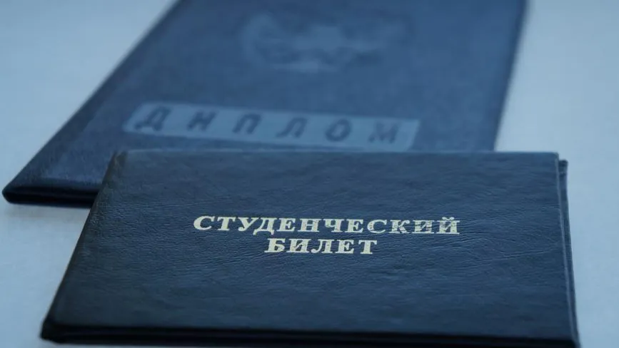 Студенток отчислили из вуза из-за пошлых танцев возле храма Христа Спасителя