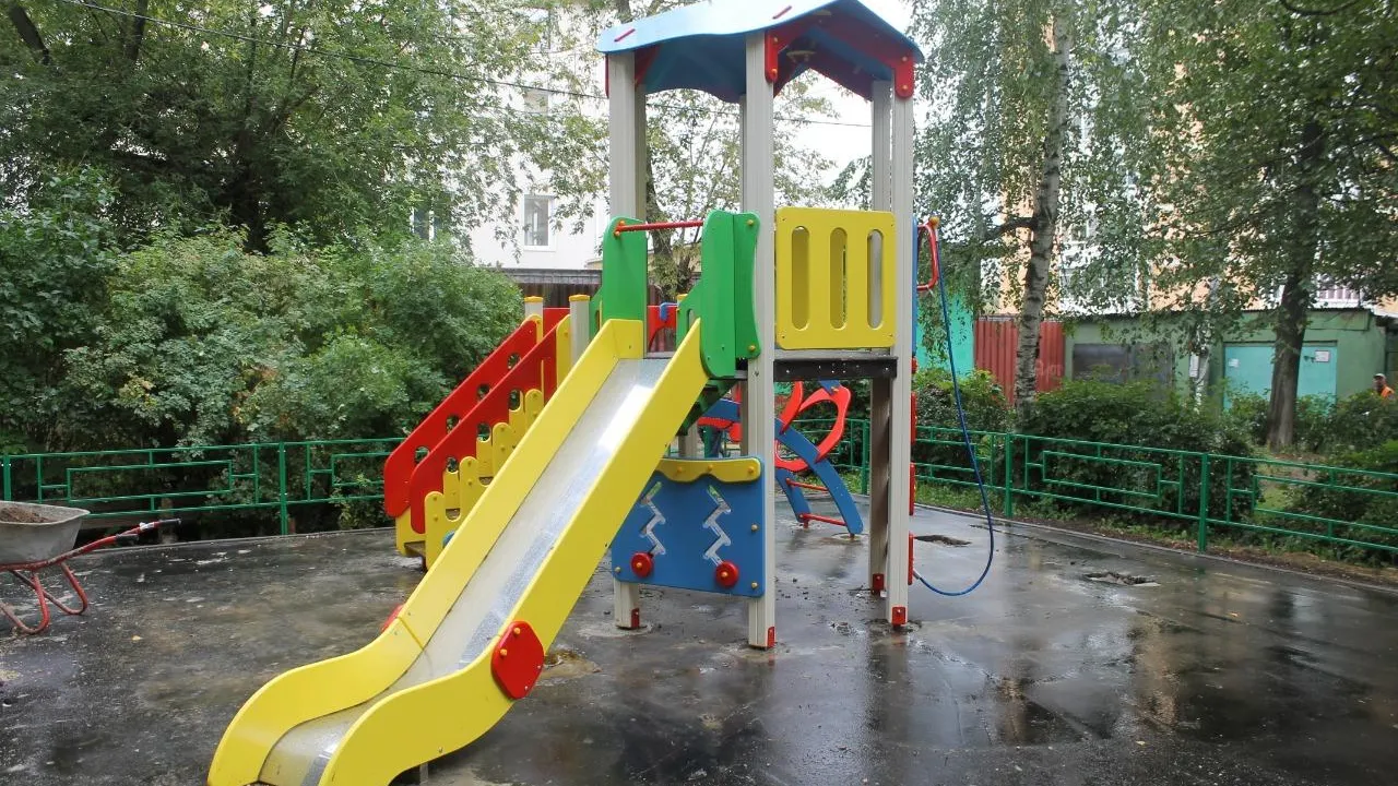 В Подольске заасфальтируют вход на новую детскую площадку