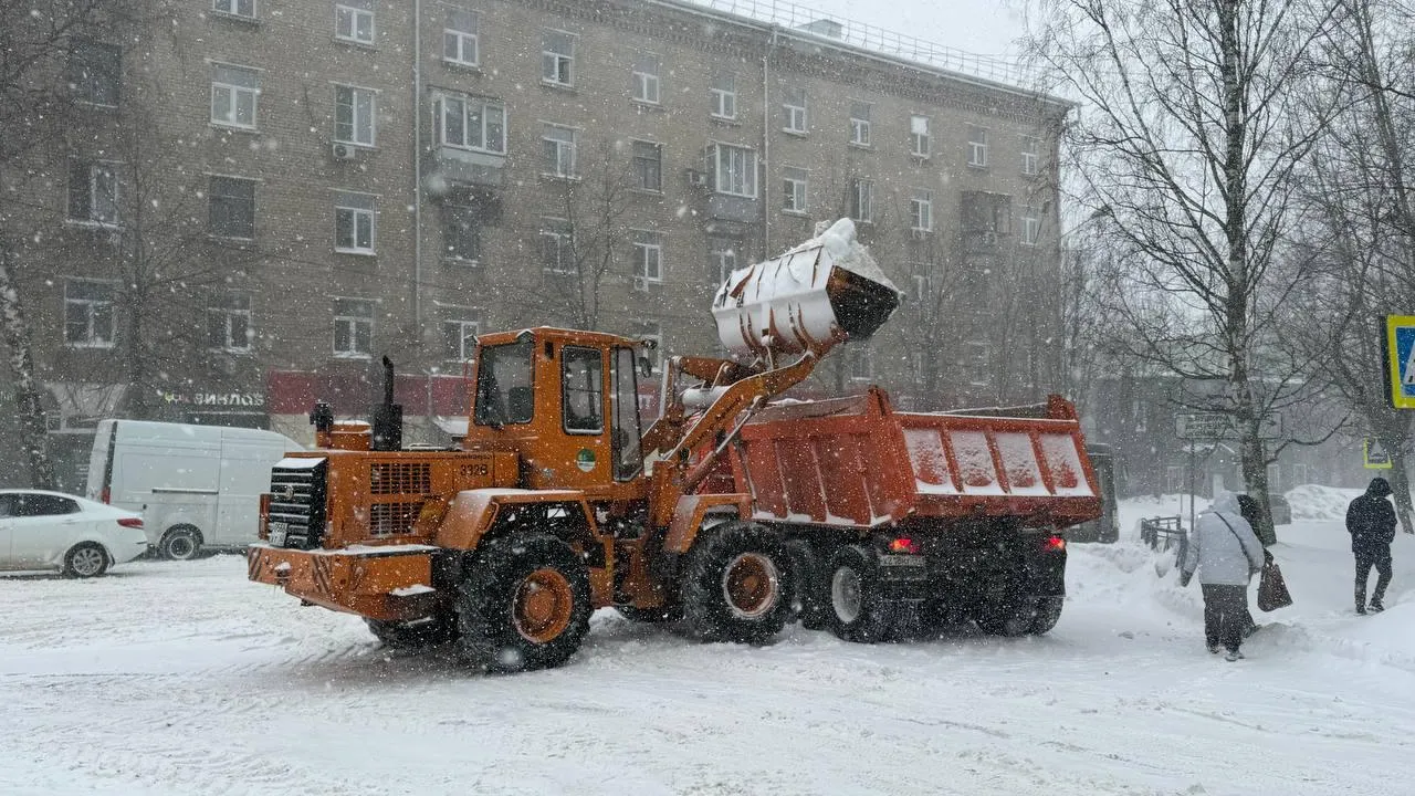 Свыше 130 единиц техники задействовано в Люберцах для очистки дорог от снега