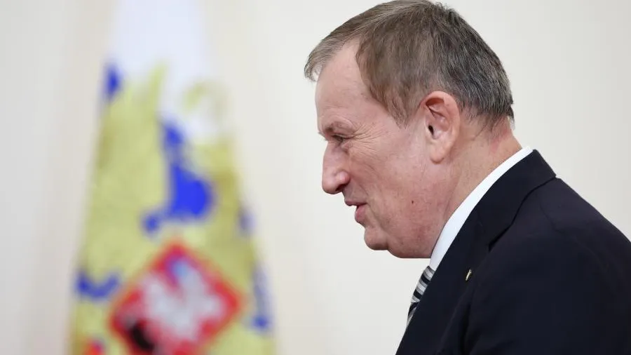 Губернатора Ленобласти Дрозденко заметили на ПМЭФ-2026 на костылях