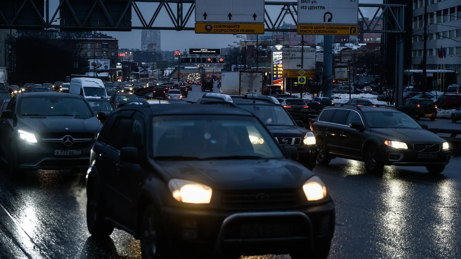 Московским водителям посоветовали сменить авто на метро из‑за вечерних пробок