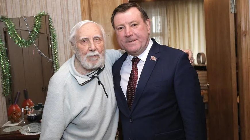 Новогодний подарок вручили 96‑летнему ветерану ВОВ из Балашихи