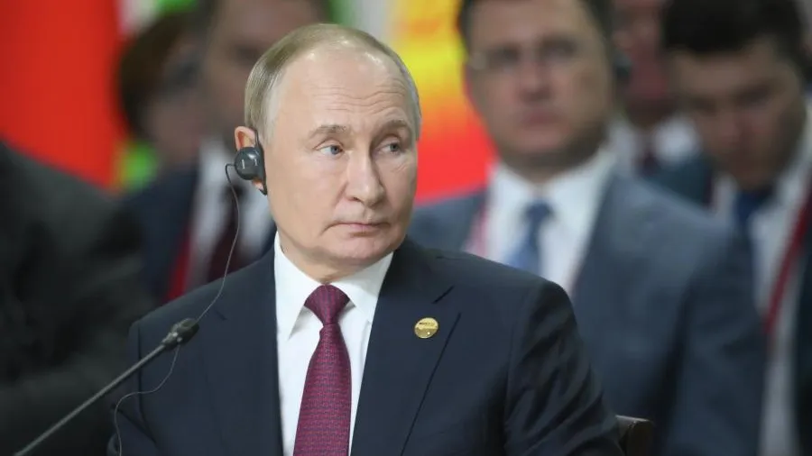 Путин: доллар используется в качестве оружия