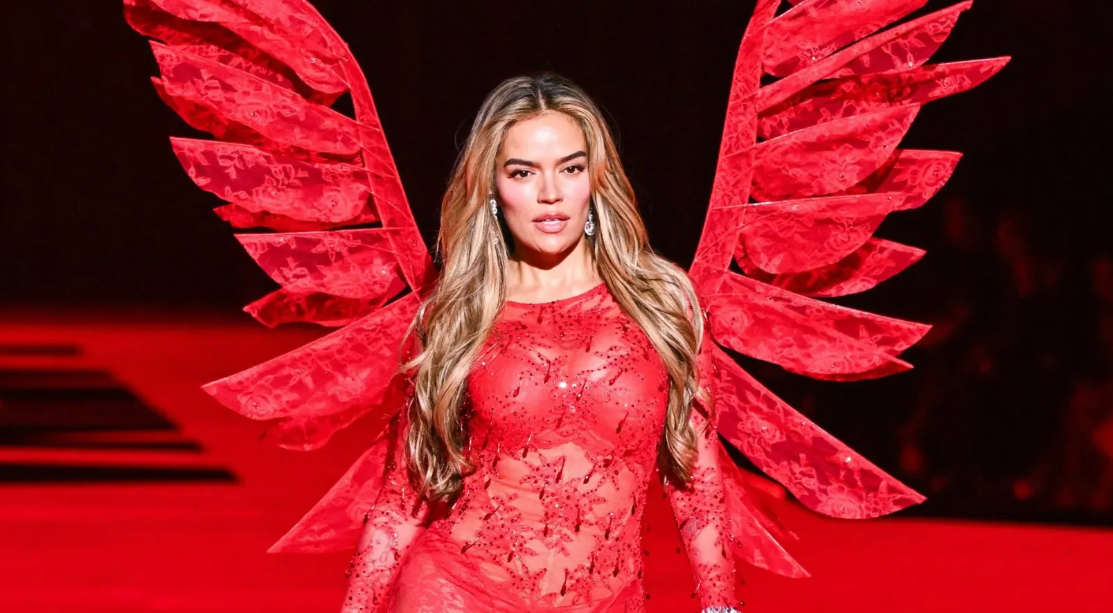 Певица Karol G на шоу Victoria Secret 2025