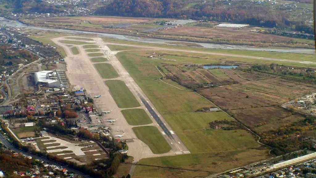 В аэропорту Сочи сняли ограничения на прием и выпуск воздушных судов