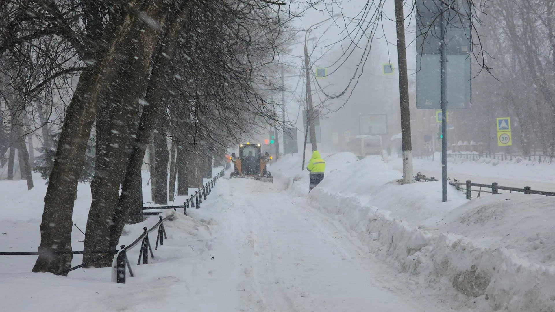 Коммунальщики Фрязина устраняют последствия снегопада 19 февраля
