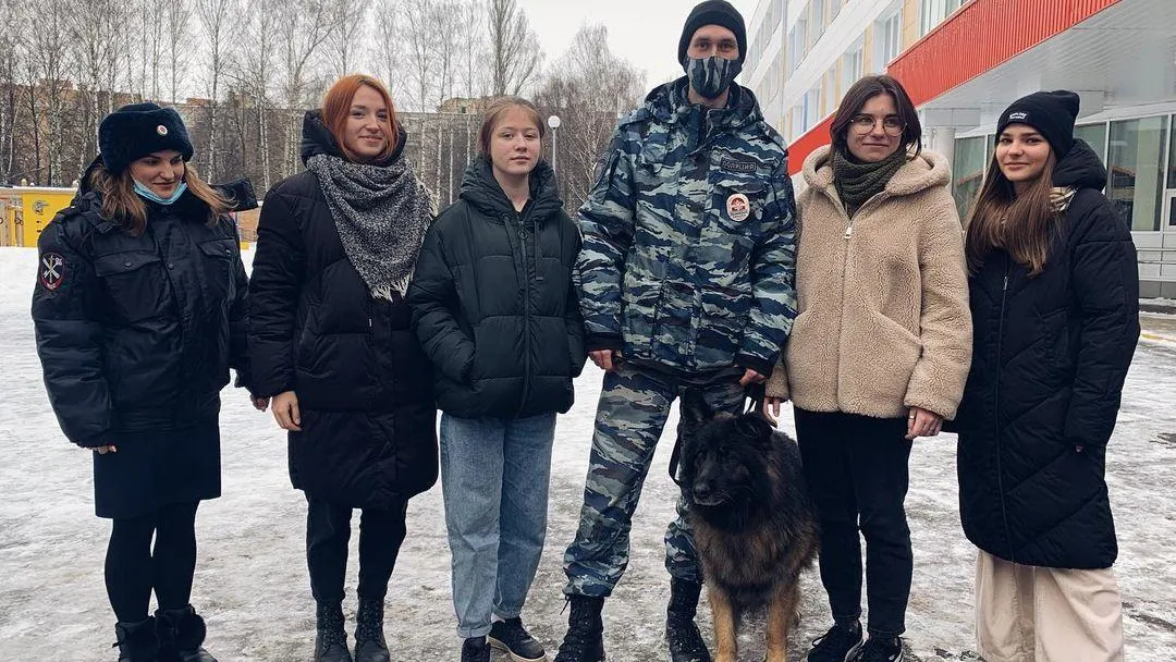 Показательное выступление полицейских собак провели для школьников Мытищ