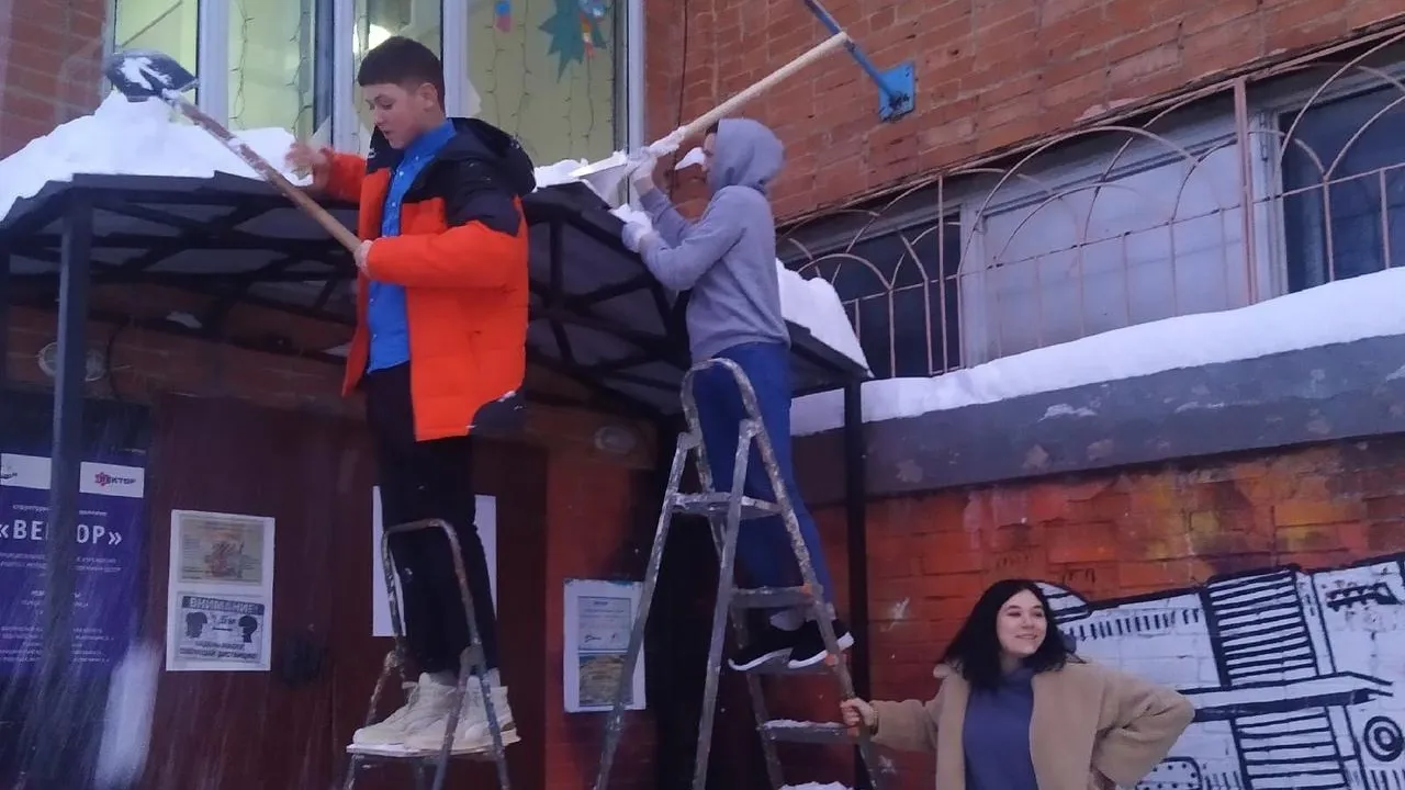 Волонтеры Подольска почистили козырек молодежного учреждения от снега и расчистили подход