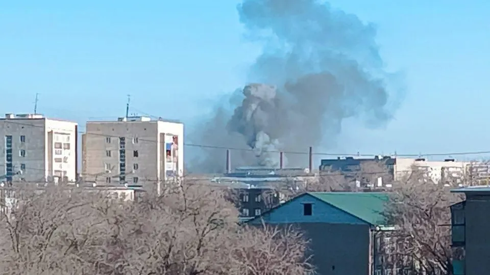 В воздухе химический запах: в Орске горит местный завод