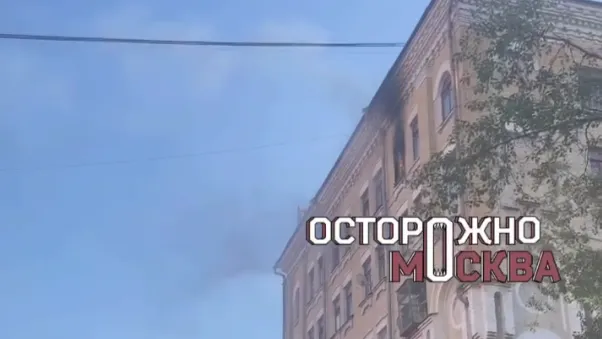 Пожар в расселенном доме в Москве: есть угроза распространения огня