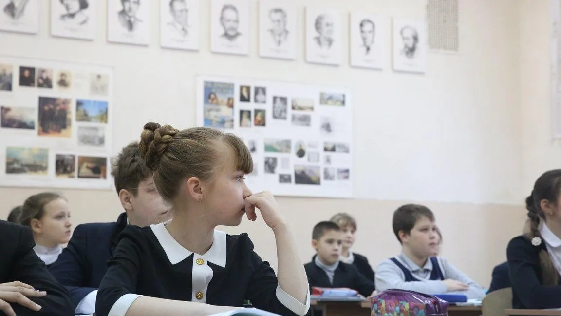 Подмосковные школы после капремонта обеспечат мебелью и новым оборудованием