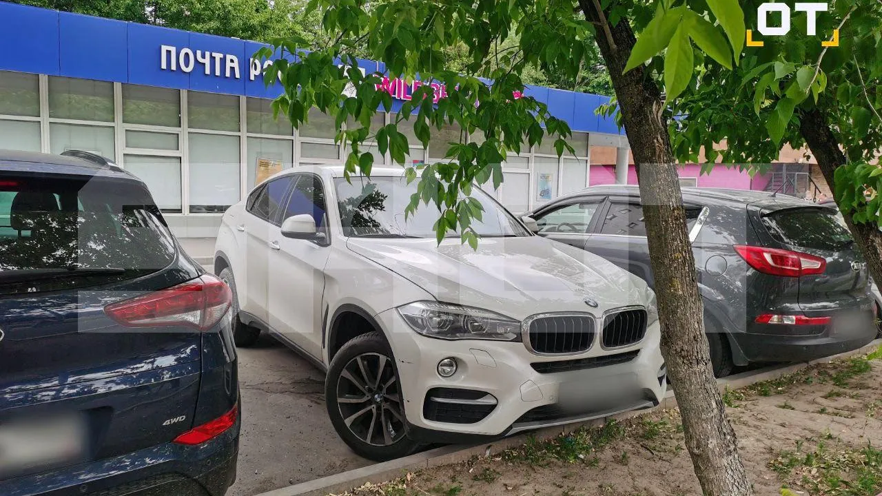 Mash: найденный под белой BMW в Москве подозрительный предмет — GPS-трекер