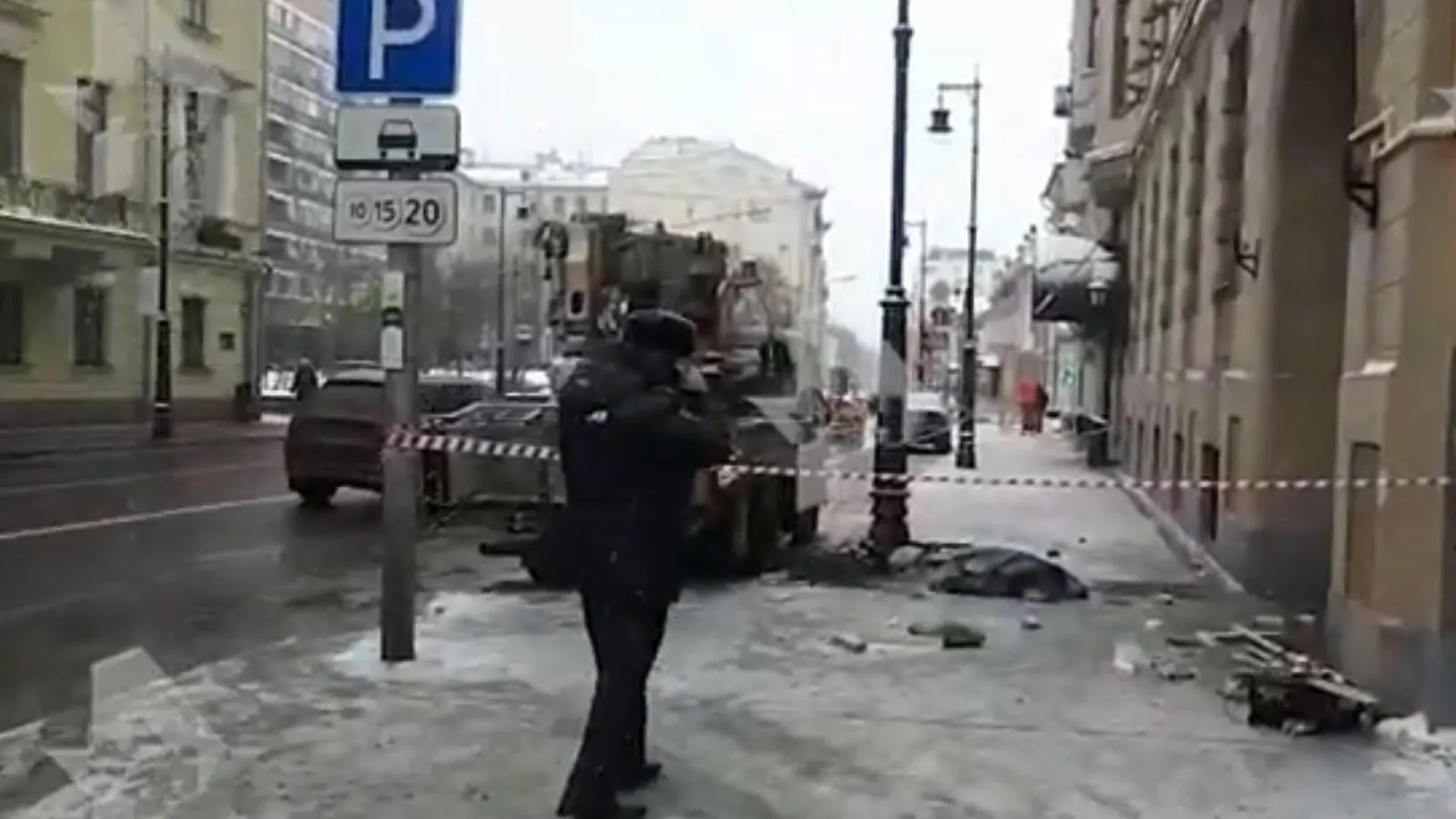 Видео с места обрушения строительной люльки в центре Москвы