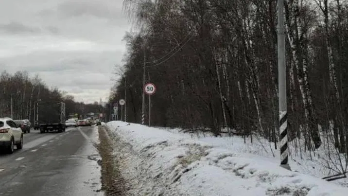 Наклон столба линии освещения устранили на Пятницком шоссе в Красногорске