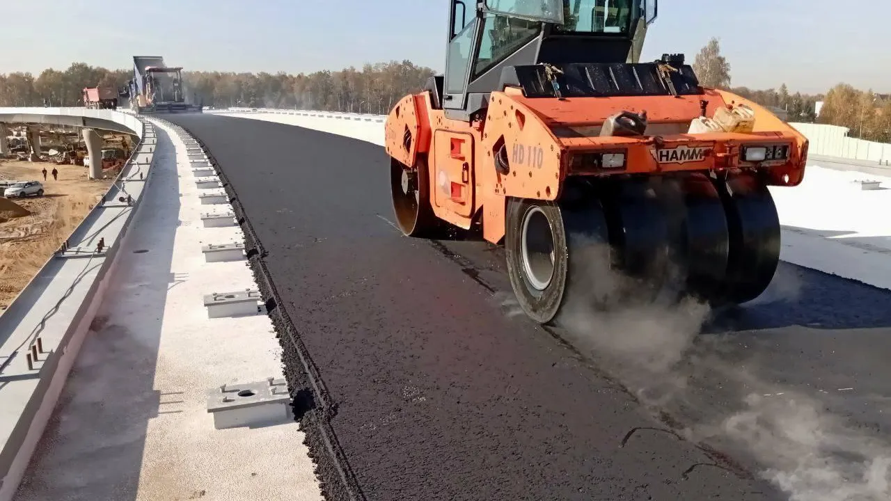 В Лобне укладывают асфальт на путепроводе через Рогачевское и Краснополянское шоссе