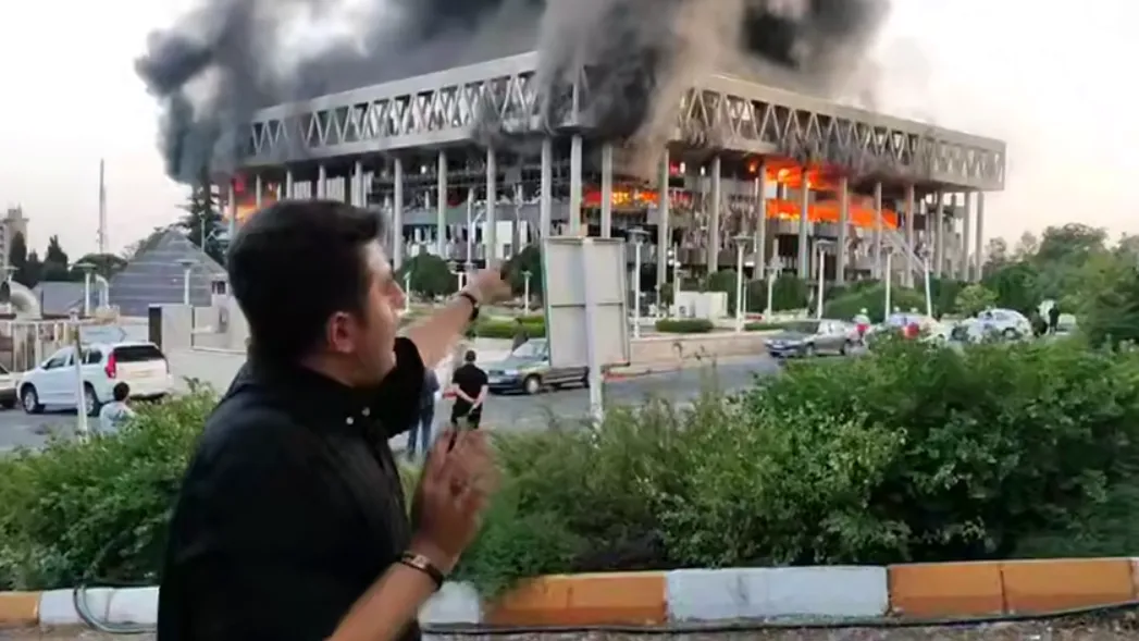 Удар в прямом эфире: появилось видео последствий обстрела штаб-квартиры ТВ Ирана
